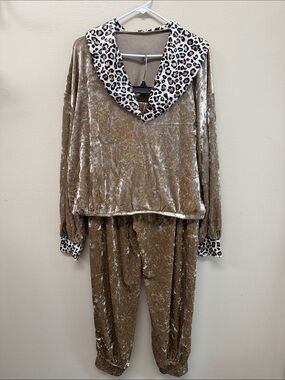 Plush Velvet Set with Leopard Trim - Taupe